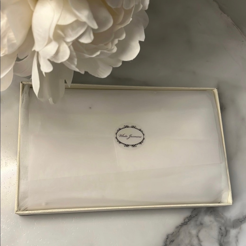 NEW Handmade White Jasmine Pearl Wedding Veil with Comb FINGERTIP - Picture 5 of 11